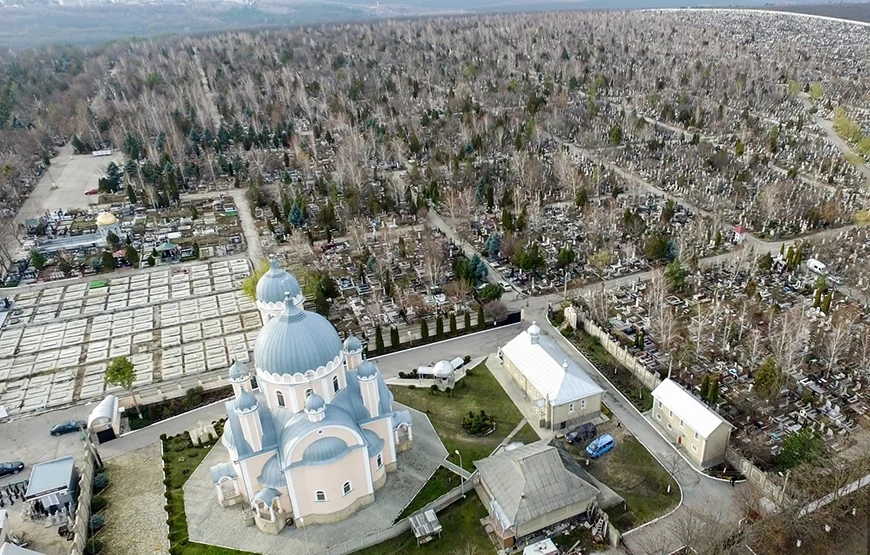 В Кишиневе на Пасху ограничат въезд на кладбища